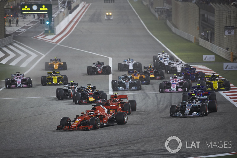 Start zum GP Bahrain 2018 in Sakhir: Sebastian Vettel, Ferrari SF71H, führt