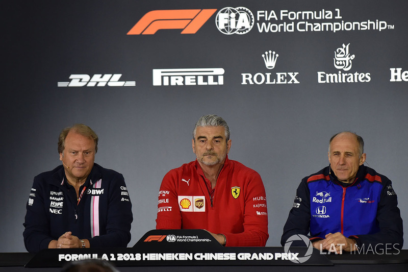 Robert Fernley, directeur adjoint de Force India, Maurizio Arrivabene, directeur de Ferrari et Franz Tost, directeur de Toro Rosso, en conférence de presse