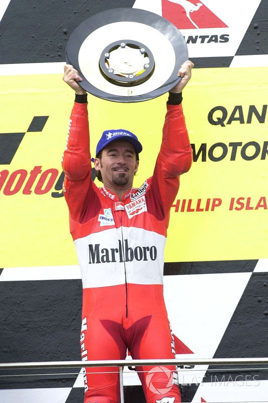 Podio: 1º Max Biaggi, 2º Loris Capirossi, 3º Valentino Rossi
