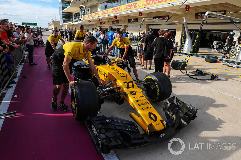 Renault Sport F1 Team mechanics with Renault Sport F1 Team RS17 in pit lane