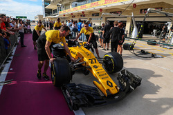 Meccanici Renault Sport F1 Team con la Renault Sport F1 Team RS17 in pit lane