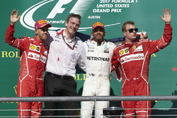 Le deuxième, Sebastian Vettel, Ferrari, James Allison, directeur technique, Mercedes AMG F1, le vainqueur Lewis Hamilton, Mercedes AMG F1, le troisième, Kimi Raikkonen, Ferrari, sur le podium