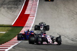 Серхио Перес, Sahara Force India F1 VJM10, Даниил Квят, Scuderia Toro Rosso STR12, и Ромен Грожан, H