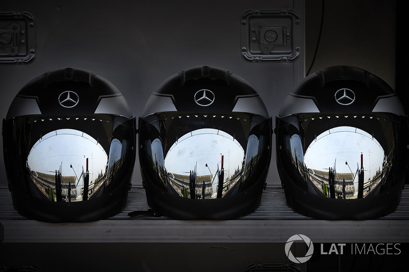 Cascos de los integrantes de equipos en pits