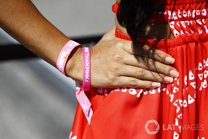 Chica de la parrilla con pulsera de Think Pink
