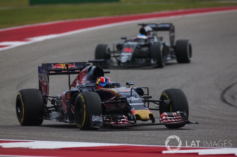 Daniil Kvyat, Scuderia Toro Rosso STR11, Fernando Alonso, McLaren MP4-31