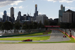 Kimi Raikkonen, Ferrari SF71H, voor Sebastian Vettel, Ferrari SF71H