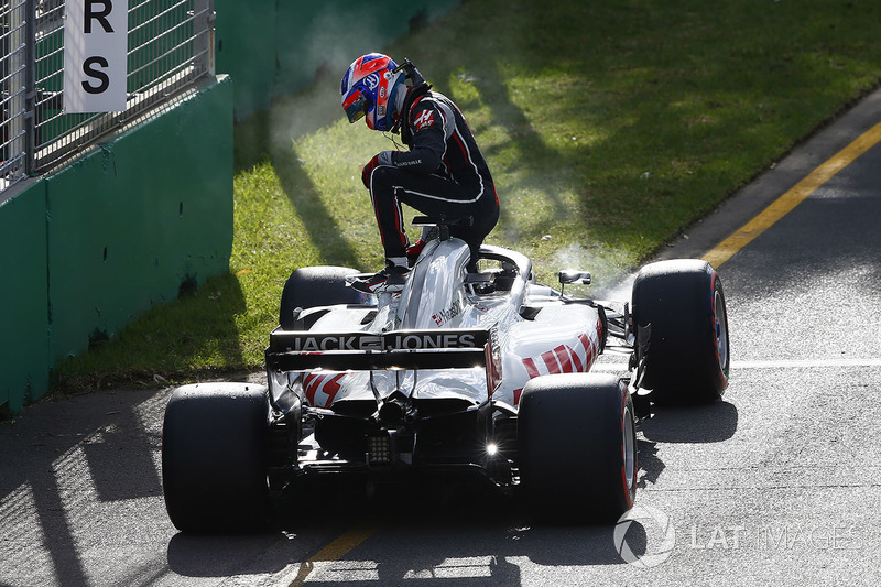 Romain Grosjean, Haas F1 Team VF-18 Ferrari, jumps out of his car and retires from the race