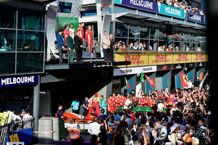 Podio: segundo lugar Lewis Hamilton, Mercedes AMG F1, ganador de la carrera, Sebastian Vettel, Ferrari, y tercer lugar Kimi Raikkonen, Ferrari,