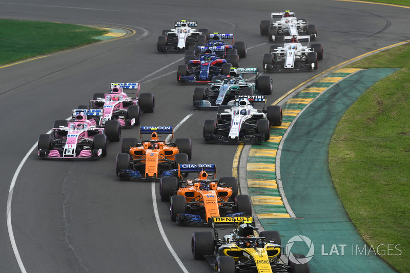 Carlos Sainz Jr., Renault Sport F1 Team R.S. 18 and Fernando Alonso, McLaren MCL33 at the start of the race