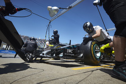Engineers in the pit lane with the car of Valtteri Bottas, Mercedes AMG F1 W09, during practice
