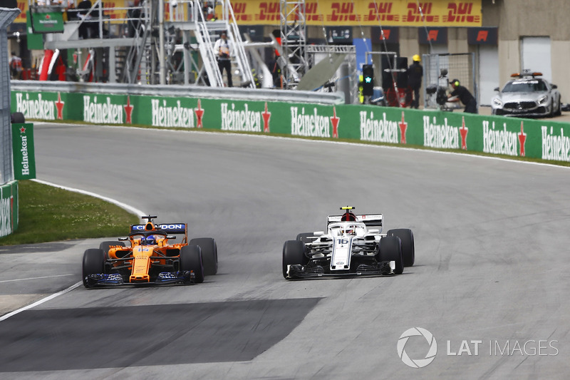 Fernando Alonso, McLaren MCL33, en lutte avec Charles Leclerc, Sauber C37