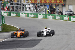 Fernando Alonso, McLaren MCL33, en lutte avec Charles Leclerc, Sauber C37