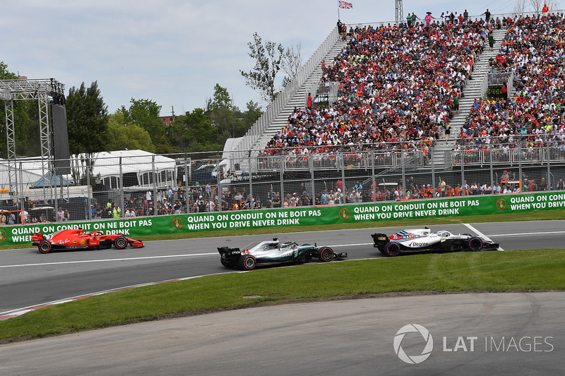Kimi Raikkonen, Ferrari SF71H esce dalla pit lane alle spalle di Lewis Hamilton, Mercedes-AMG F1 W09