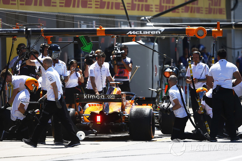 Mecánicos con el coche de Fernando Alonso, McLaren MCL33