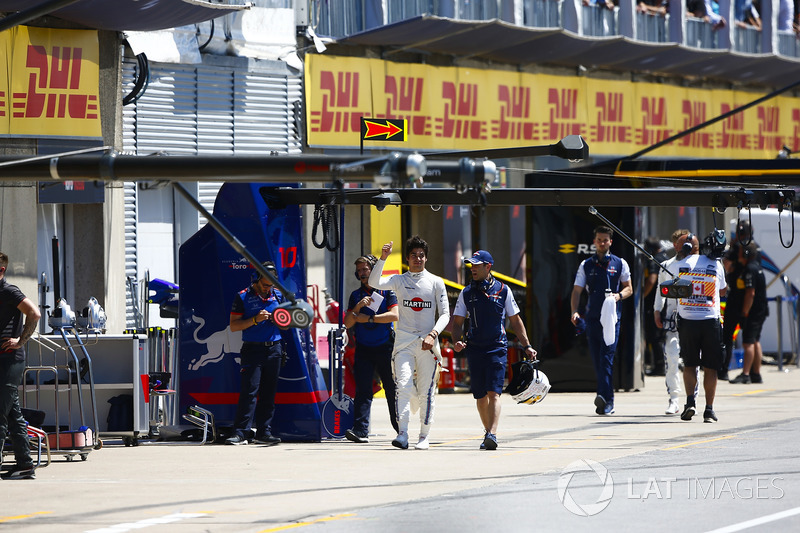 Lance Stroll, Williams Racing, walks back to the pits in qualifying