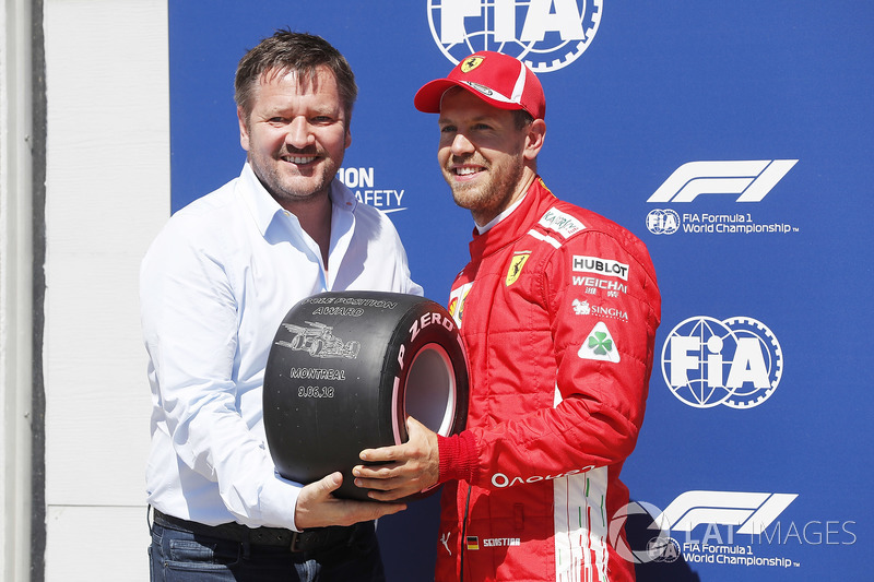 Paul Hembrey, Direttore Pirelli Motorsport, consegna a Sebastian Vettel, Ferrari, il Pirelli Pole Position Award