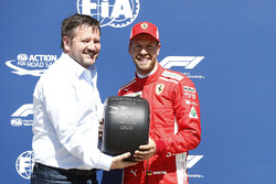 Гонщик Ferrari Себастьян Феттель и директор Pirelli Motorsport Пол Хембри