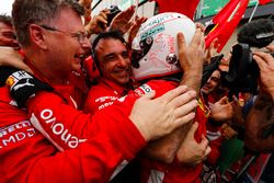 Sebastian Vettel, Ferrari, festeggia la vittoria con il suo team, nel parco chiuso