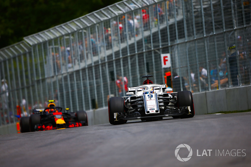 Marcus Ericsson, Sauber C37, por delante de Max Verstappen, Red Bull Racing RB14