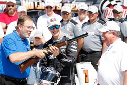 Josef Newgarden, Team Penske Chevrolet ontvangt een Henry geweer vanwege zijn pole