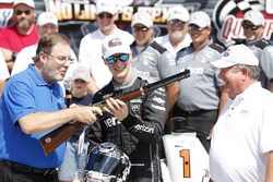 Josef Newgarden, Team Penske Chevrolet ontvangt een Henry geweer vanwege zijn pole