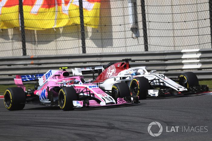 Marcus Ericsson, Sauber C37 lucha con Esteban Ocon, Force India VJM11