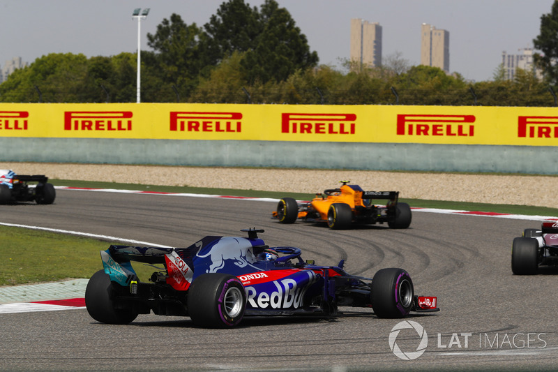 Stoffel Vandoorne, McLaren MCL33 Renault, precede Marcus Ericsson, Sauber C37 Ferrari, e Brendon Hartley, Toro Rosso STR13 Honda