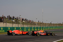 Max Verstappen, Red Bull Racing RB14 y Kimi Raikkonen, Ferrari SF71H batalla