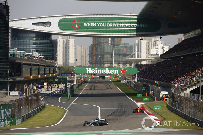 Valtteri Bottas, Mercedes AMG F1 W09, precede a Sebastian Vettel, Ferrari SF71H