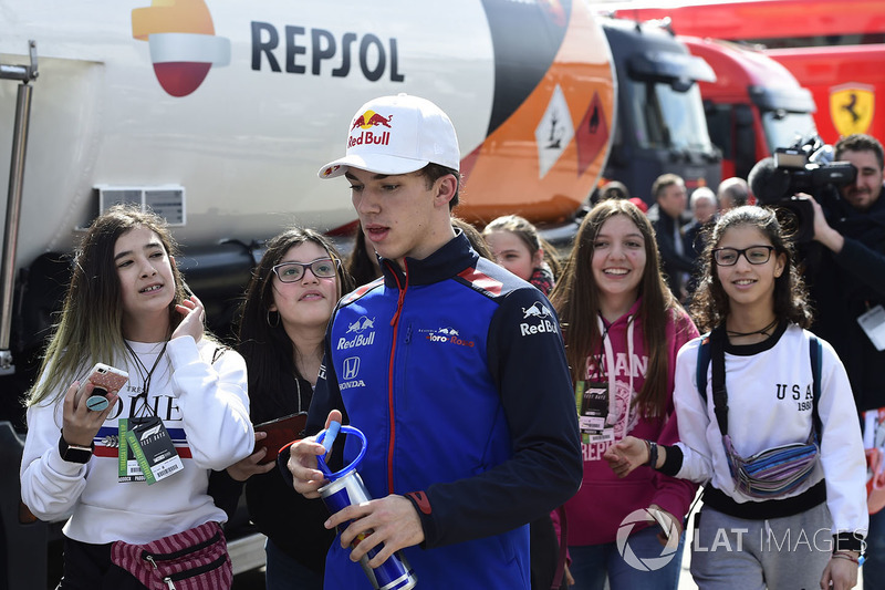 Гонщик Scuderia Toro Rosso Пьер Гасли и юные болельщицы