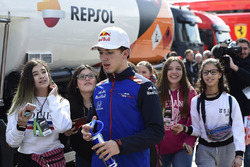 Pierre Gasly, Scuderia Toro Rosso con fans
