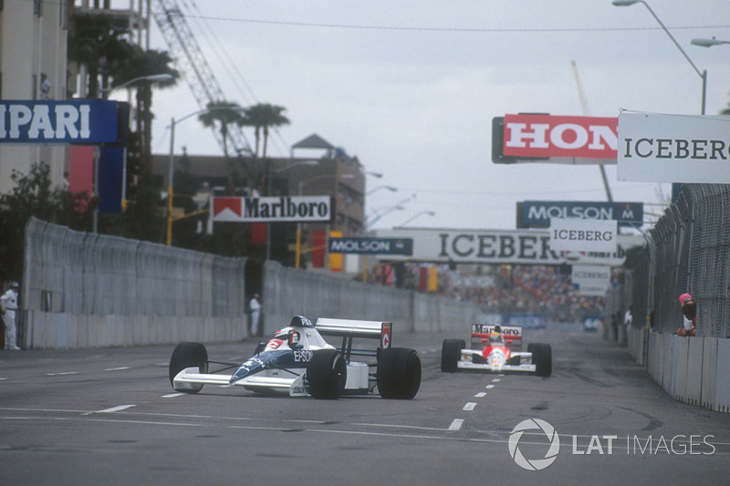 Jean Alesi, Tyrrell 018 Ford devant Ayrton Senna, Mclaren MP4/5B Honda