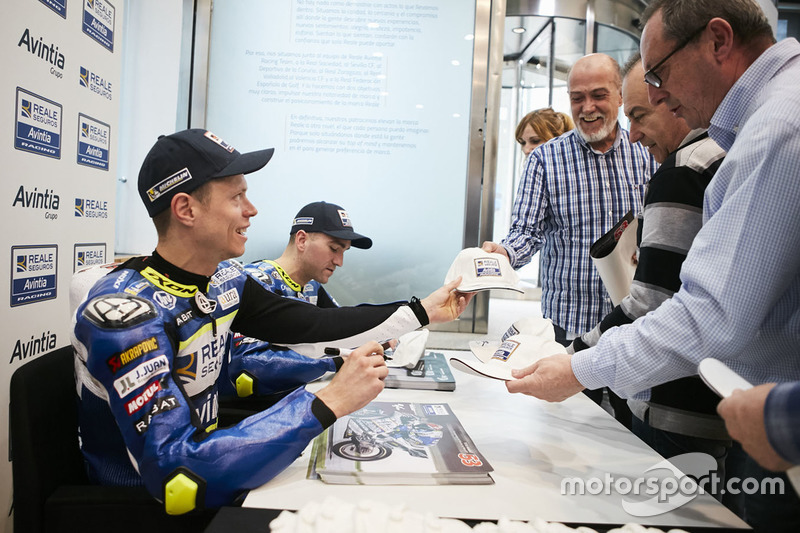 Tito Rabat en Xavier Siméon, Avintia Racing delen handtekeningen uit