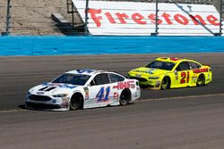 Kurt Busch, Stewart-Haas Racing, Ford Fusion Mobil 1/Haas Automation and Paul Menard, Wood Brothers Racing, Ford Fusion Menards / Dutch Boy