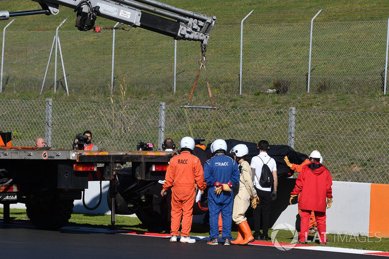 El auto de Stoffel Vandoorne, McLaren MCL33, es recuperado de la pista