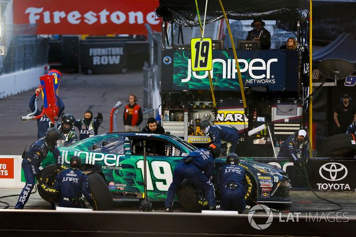 Brandon Jones, Joe Gibbs Racing, Toyota Camry Juniper pit stop
