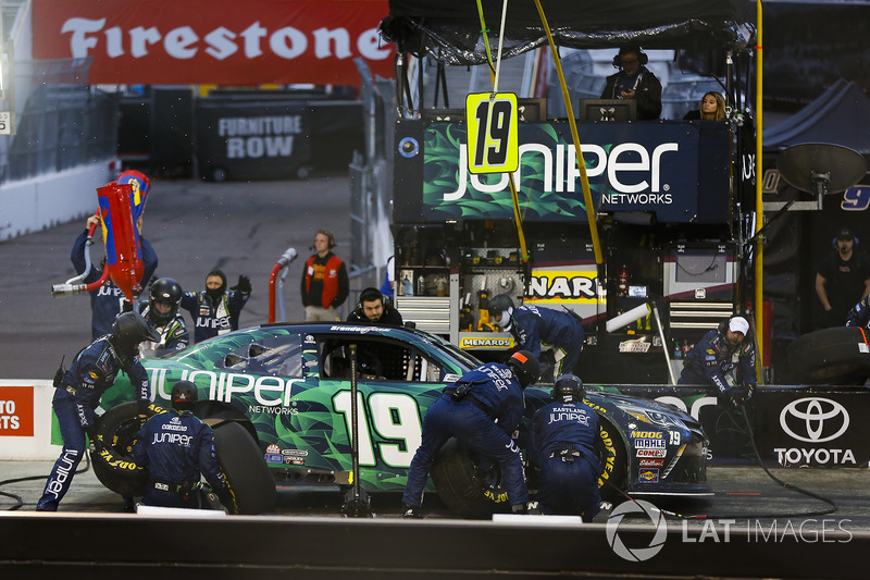 Brandon Jones, Joe Gibbs Racing, Toyota Camry Juniper pit stop
