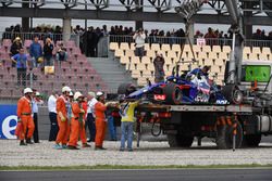 La monoposto incidentata di Brendon Hartley, Scuderia Toro Rosso STR13 viene recuperata