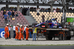 La monoposto incidentata di Brendon Hartley, Scuderia Toro Rosso STR13 viene recuperata