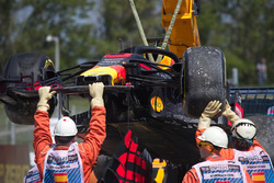 The crashed car of Daniel Ricciardo, Red Bull Racing RB14 is recovered in FP1