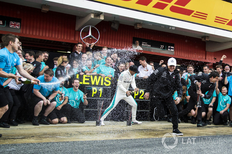 Hamilton tarolt a Mercedesszel Barcelonában - F1 2018