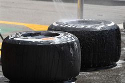 Des mécaniciens Red Bull nettoient des pneus Pirelli