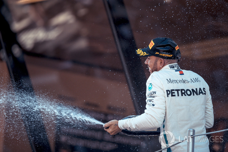 Hamilton tarolt a Mercedesszel Barcelonában - F1 2018