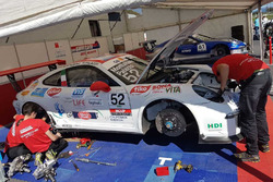 Meccanici al lavoro sulla 911 GT3 Cup di Vincenzo Montalbano, Ghinzani Arco Motorspor