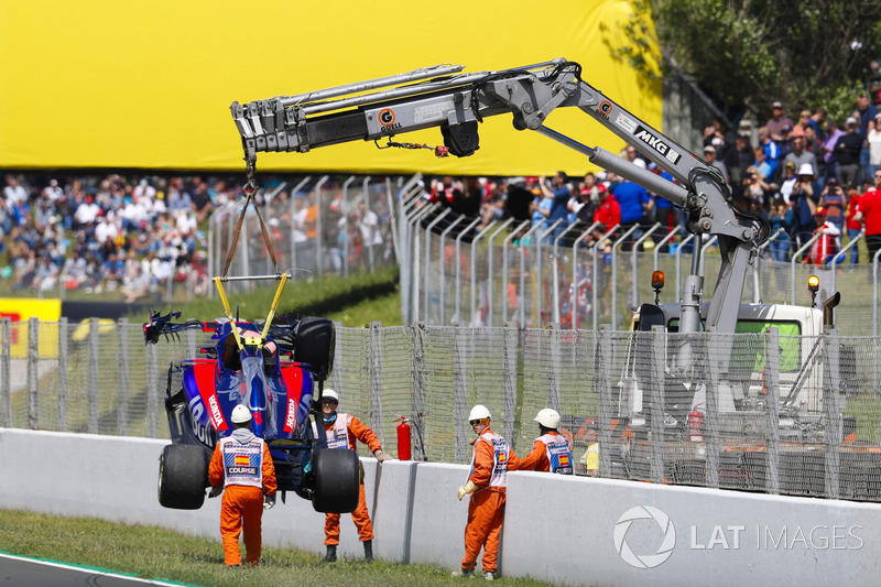 The damaged car of Pierre Gasly, Toro Rosso STR13, is removed from the track by marshals