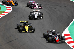 Кевин Магнуссен, Haas F1 Team VF-18, Карлос Сайнс, Renault Sport F1 Team RS18, Шарль Леклер, Alfa Romeo Sauber C37, Эстебан Окон, Sahara Force India F1 VJM11, и Фернандо Алонсо, McLaren MCL33