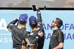 Jean-Eric Vergne, Techeetah, Andre Lotterer, Techeetah, alle prese con un selfie sul podio