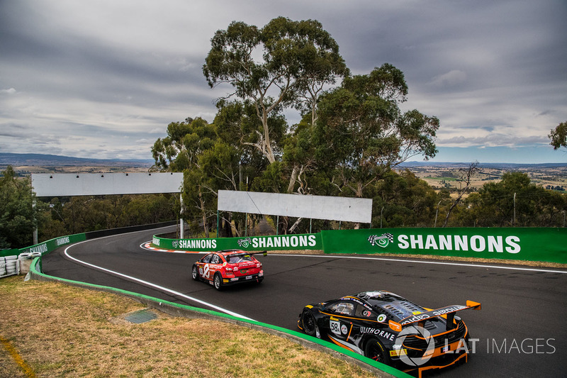 #58 YNA Autosport McLaren 650S GT3: Shane Van Gisbergen, Craig Lowndes, Co?me Ledogar