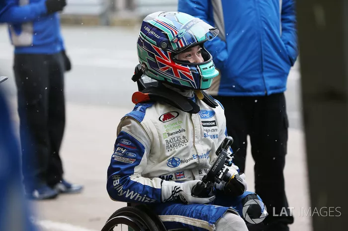 Billy Monger en el coche de carreras, regreso a probar el Carlin MSV Fórmula 3
